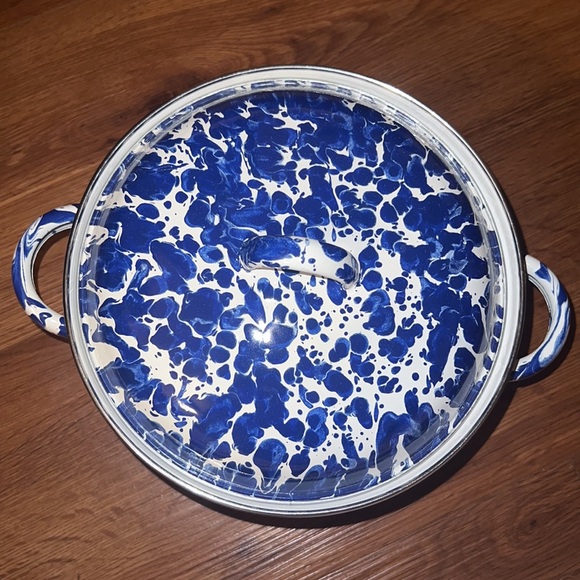 Golden Rabbit Dutch Oven - Picture 2 of 4